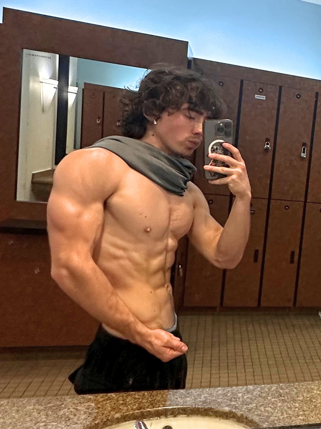 Roegan Cola after: lean, muscular, aesthetic physique from 14 months of home calisthenics